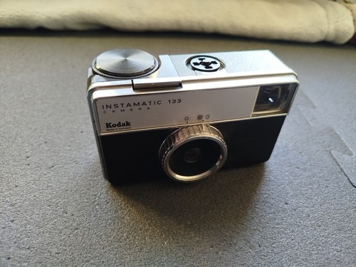 Kodak instamatic 133 camera - |,